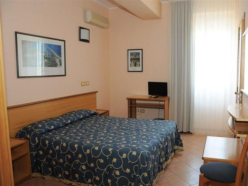 Hotel Gatto Bianco Casalabate Lecce Exterior foto